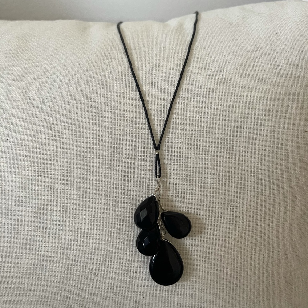 BLACK BEADED TEARDROP NECKLACE